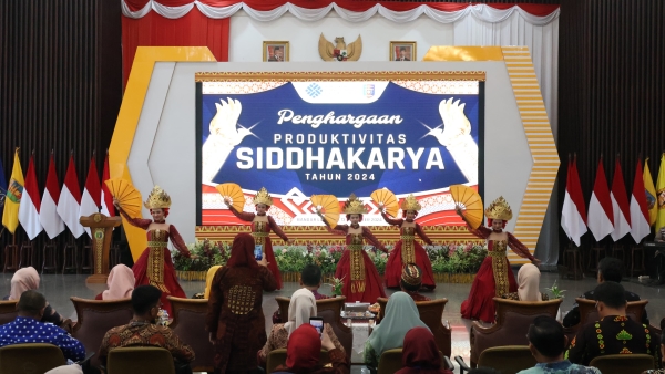 Pj. Gubernur Lampung Anugerahkan Siddhakarya kei Perusahaan Produktif