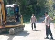 Polsek Pesisir Utara Tanggap Bencana, Amankan Lalu Lintas Akibat Longsor