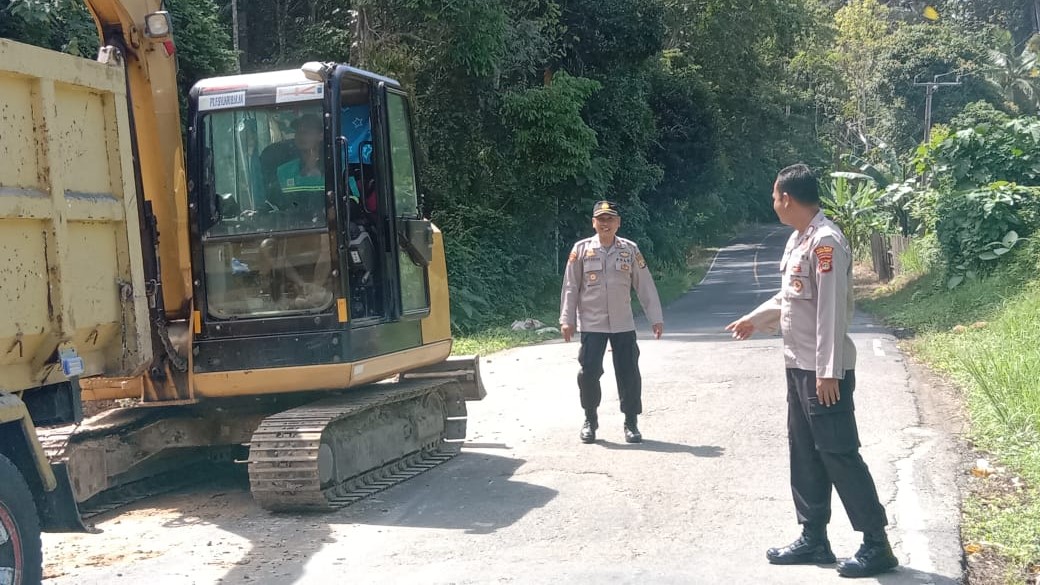 Polsek Pesisir Utara Tanggap Bencana, Amankan Lalu Lintas Akibat Longsor