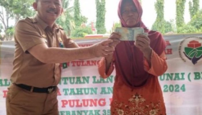 Tiyuh Pulung Kencana Salurkan BLT, Ringankan Beban Warga