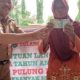 Tiyuh Pulung Kencana Salurkan BLT, Ringankan Beban Warga