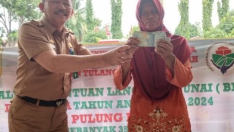 Tiyuh Pulung Kencana Salurkan BLT, Ringankan Beban Warga