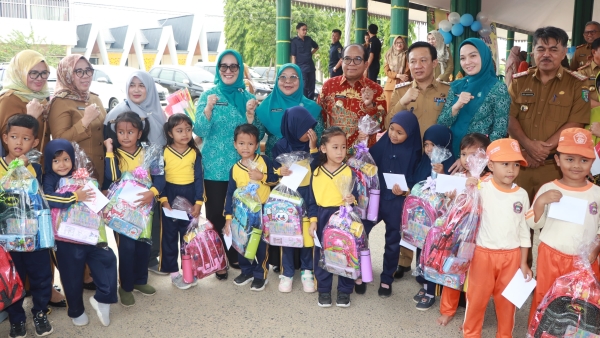 Disambut Meriah, PjbGubernur Samsudin Bermain Bersama Anak-Anak PAUD Pringsewu