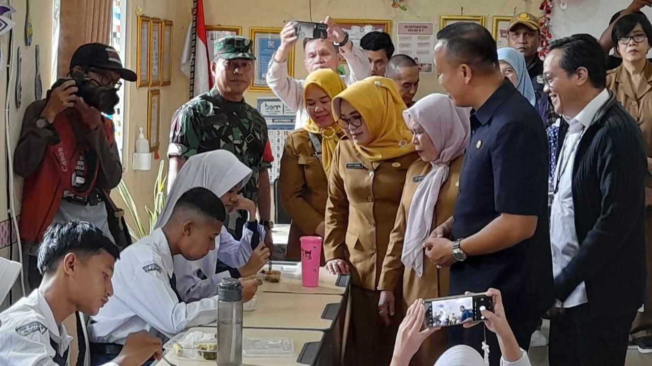1098 Siswa SMPN 19 Palembang Nikmati Makan Siang Gratis Setiap Hari