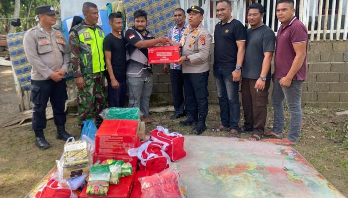 Kapolsek Muara Dua Koordinasi Penanganan Jalan Amblas dan Bantu Korban Banjir