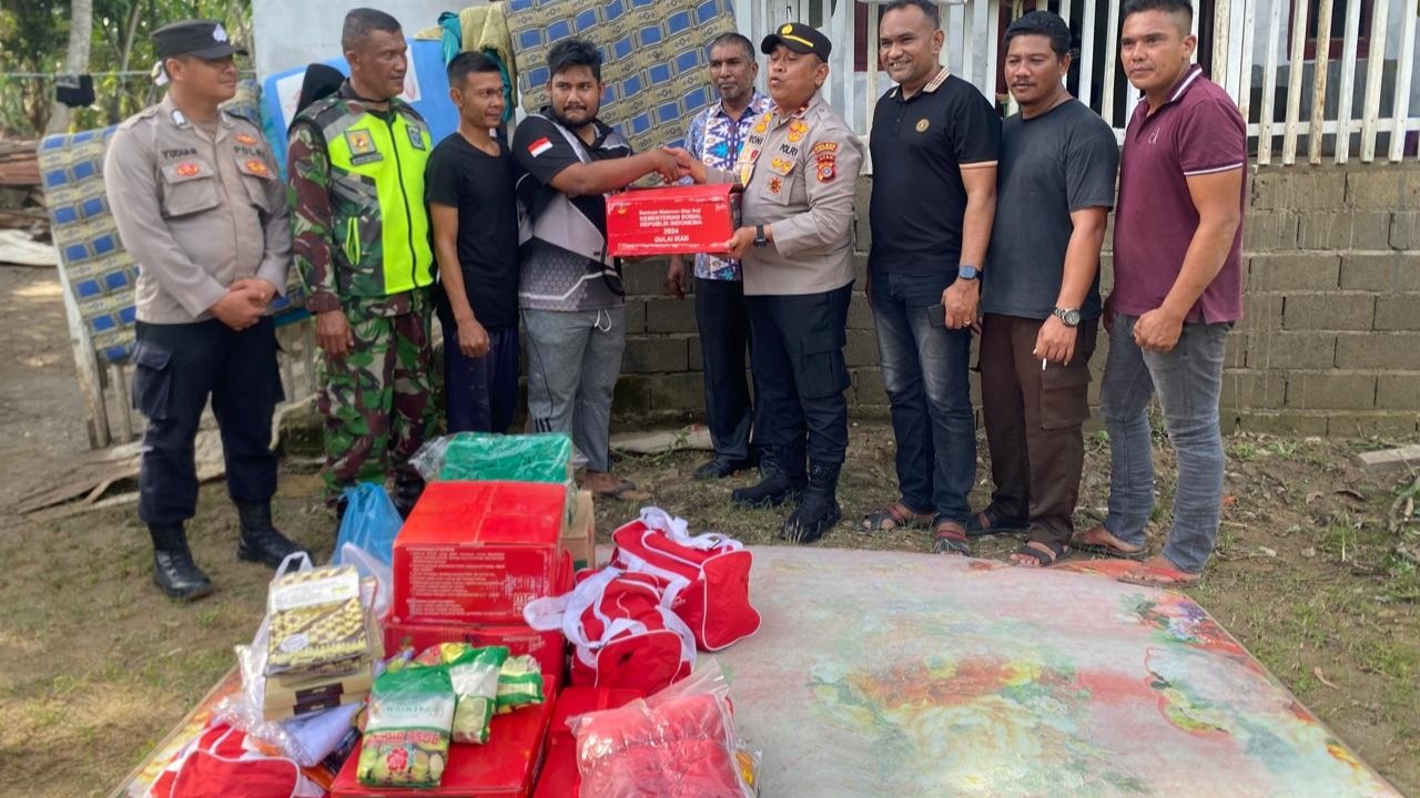 Kapolsek Muara Dua Koordinasi Penanganan Jalan Amblas dan Bantu Korban Banjir
