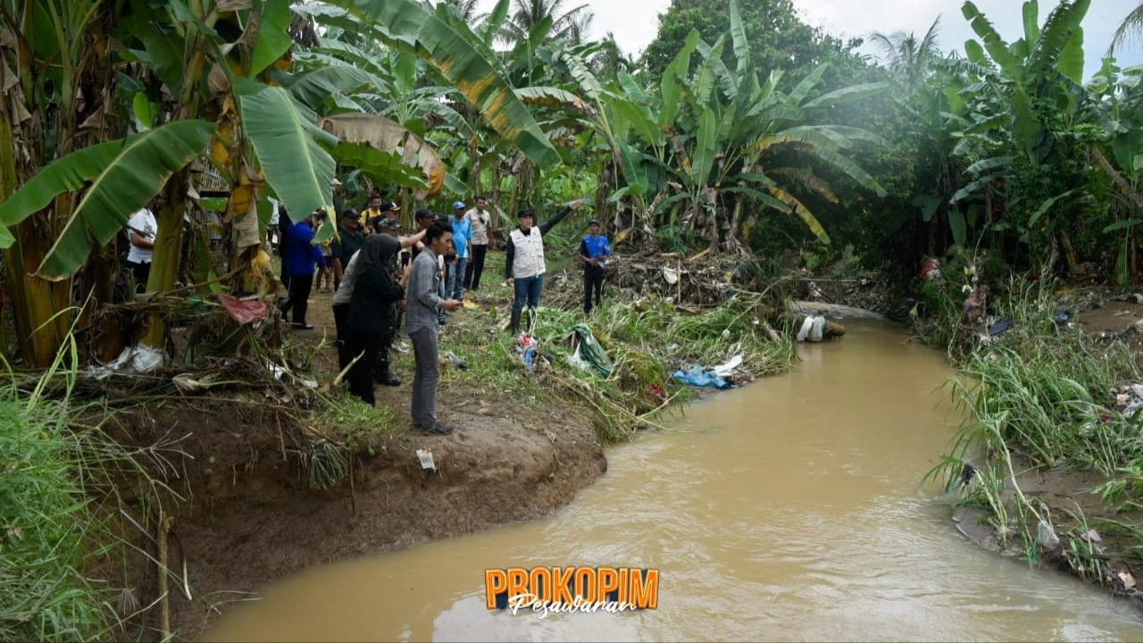Bupati Dendi Ramadhona Turun Langsung Bantu Korban Banjir Pesawaran