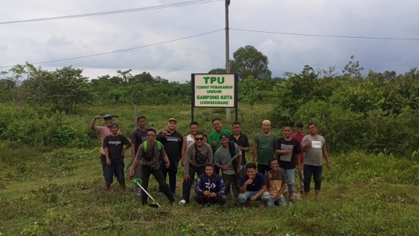 Gotong Royong Bersihkan TPU, Warga Gampong Kota Lhokseumawe Jalin Keakraban