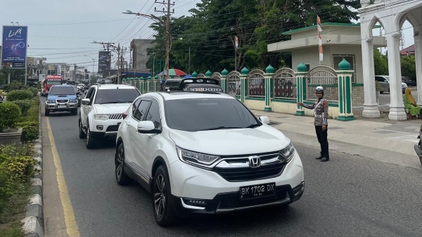 Polwan Satlantas Lhokseumawe: Jembatan Kemanusiaan di Hari Jumat