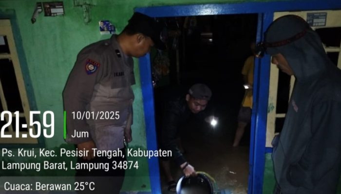 Banjir Landa Pesisir Barat, Polres Evakuasi Ratusan Warga