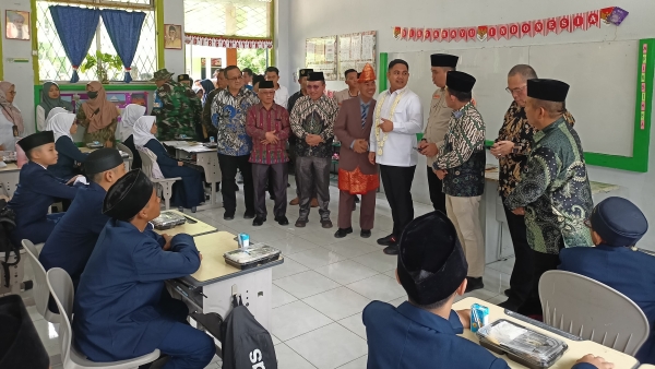 Program Makan Bergizi Gratis di SMP Muhammadiyah 4 Palembang Disambut Antusias