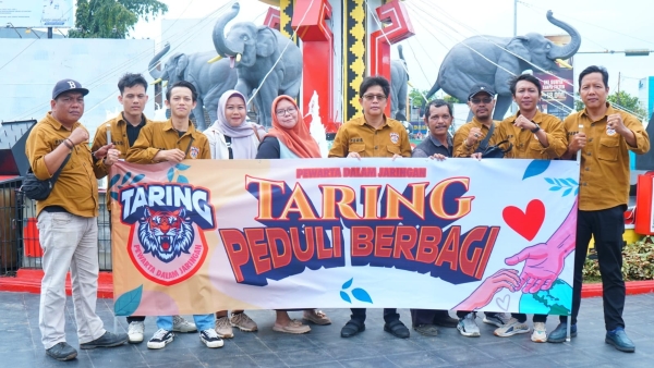 Taring Lampung Peduli, Bagikan Ratusan Nasi Kotak di Tugu Adipura