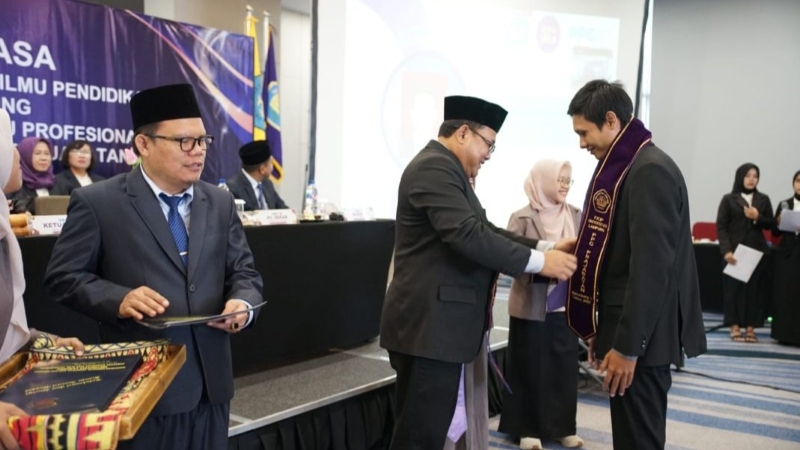 Unila Kukuhkan Ratusan Guru Profesional Baru, Siap Cetak Generasi Unggul