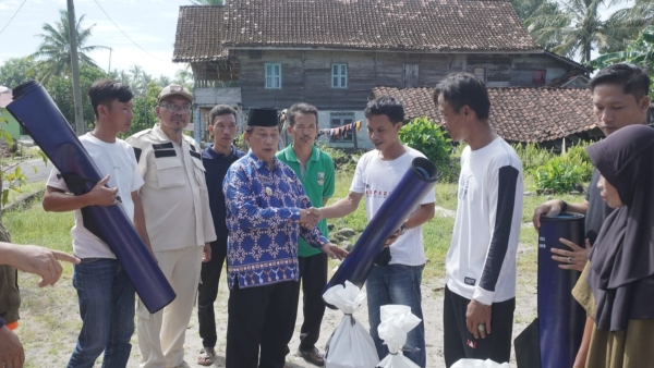 Wakil Bupati Pesisir Barat Salurkan Bantuan Sembako untuk Korban Banjir Way Laay