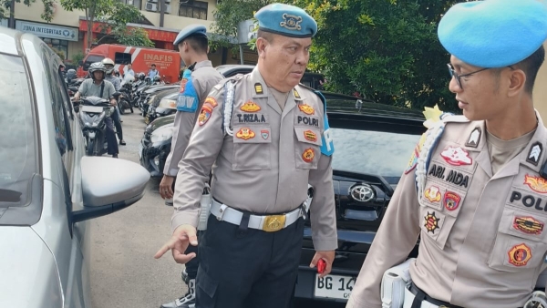 Provost Polda Sumsel Tindak Tegas Kendaraan Parkir Sembarangan di Mapolda