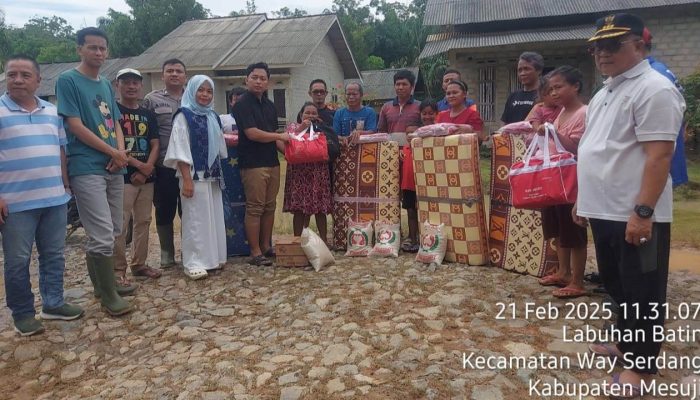 Hari Pertama Kerja, Wakil Bupati Mesuji Langsung Turun Bantu Korban Banjir