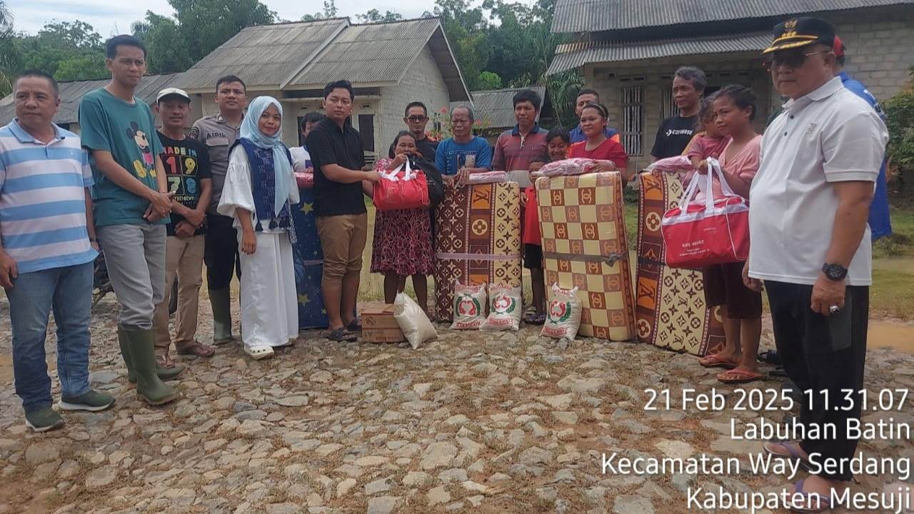 Hari Pertama Kerja, Wakil Bupati Mesuji Langsung Turun Bantu Korban Banjir