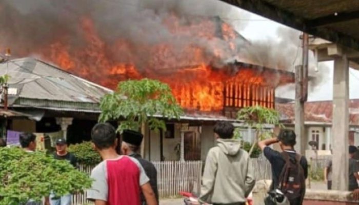 Kebakaran Hanguskan 7 Rumah di Fajar Bulan Way Tenong