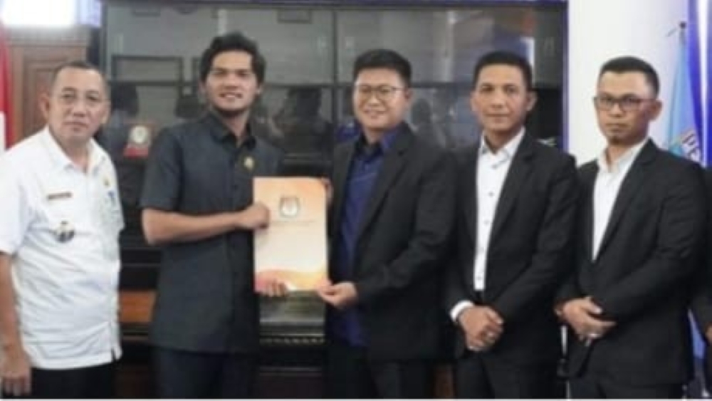 DPRD Pesibar Resmi Usulkan Dedi Irawan-Irawan Topani sebagai Bupati dan Wakil Bupati Terpilih