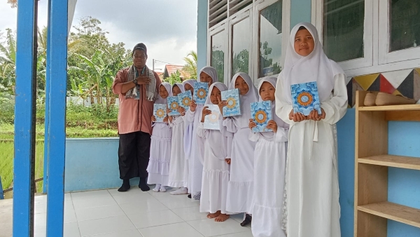 Rumbel-Q az-Zahid dan SDIT al-Anshor Gedong Tataan Bagikan Mushaf Al-Quran ke Ratusan Anak