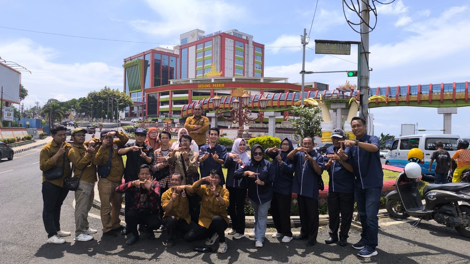 Jumat Berkah, Taring dan IWO Lampung Bagikan Ratusan Nasi Kotak