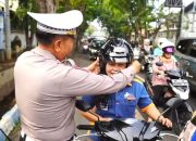 Polres Probolinggo Kota Bagi-bagi Helm Gratis, Edukasi Keselamatan Berlalu Lintas