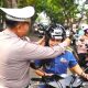 Polres Probolinggo Kota Bagi-bagi Helm Gratis, Edukasi Keselamatan Berlalu Lintas