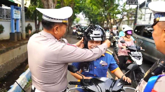 Polres Probolinggo Kota Bagi-bagi Helm Gratis, Edukasi Keselamatan Berlalu Lintas