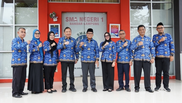 Pj Gubernur Lampung Tinjau Program Makan Bergizi Gratis di Sekolah
