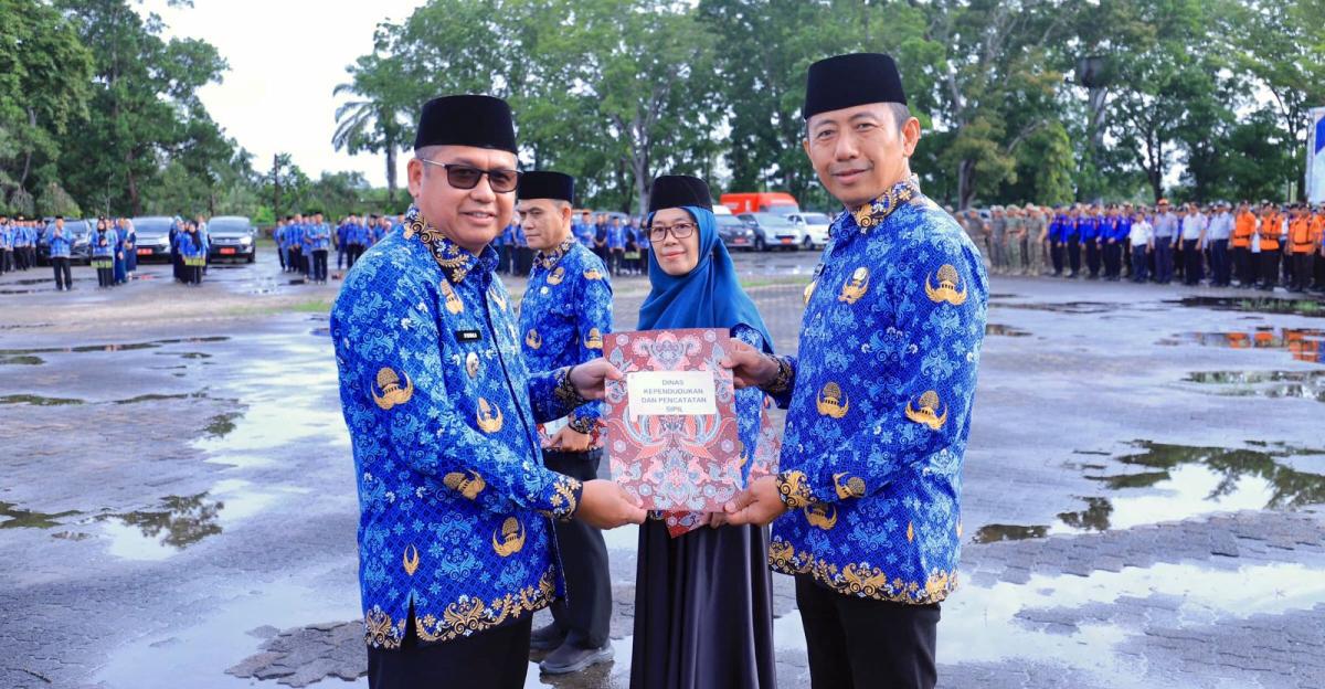 Pj Bupati Tulang Bawang Pimpin Upacara Bulanan dan Serahkan Hasil Evaluasi Kinerja Pelayanan Publik