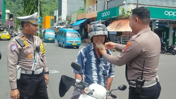 Razia Keselamatan Samrat 2025 di Sangihe: Edukasi dan Helm Gratis untuk Pengendara