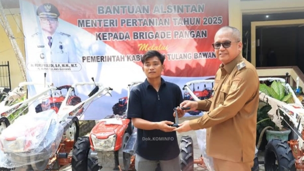 Pj Bupati Tulang Bawang Serahkan Traktor Roda Dua untuk Dukung Swasembada Pangan