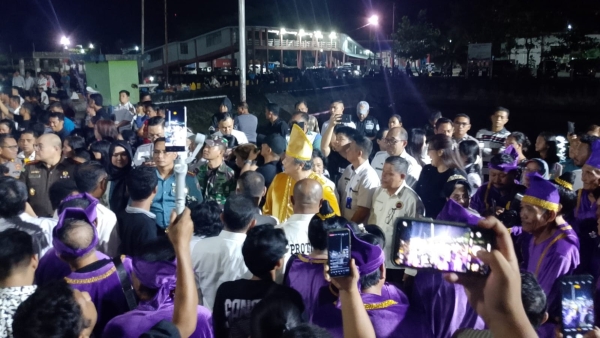 Tangis Haru Iringi Kepergian Pj Bupati Sangihe, Masyarakat Antar dengan Iringan Adat