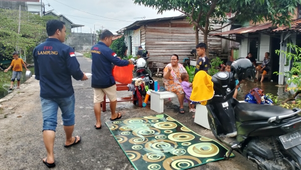 IWO Lampung Terjun Langsung Bantu Korban Banjir Bandar Lampung