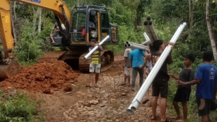 Menyambut Ramadan, Warga Waysidi Hanuan Gotong Royong Bangun Saluran Air Bersih