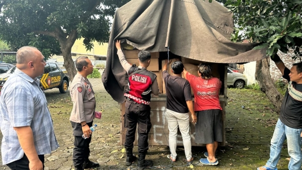 Ribuan Botol Miras Ilegal Asal Bali Digagalkan di Probolinggo
