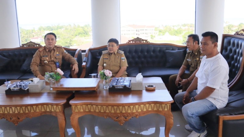 Hari Pertama Kerja, Wabup Irawan Topani Tinjau OPD di Pesisir Barat