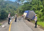 Kendaraan Terperosok ke Parit di Jalan Lintas Liwa-Krui, Satlantas Lampung Barat Sigap Evakuasi