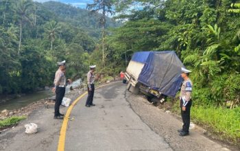 Kendaraan Terperosok ke Parit di Jalan Lintas Liwa-Krui, Satlantas Lampung Barat Sigap Evakuasi