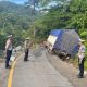Kendaraan Terperosok ke Parit di Jalan Lintas Liwa-Krui, Satlantas Lampung Barat Sigap Evakuasi