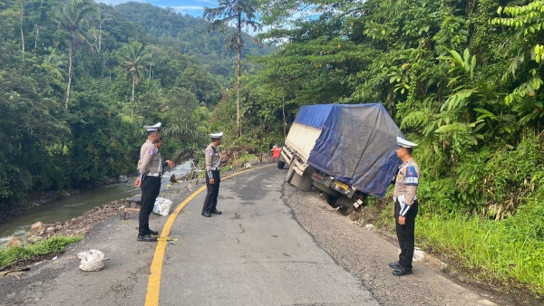 Kendaraan Terperosok ke Parit di Jalan Lintas Liwa-Krui, Satlantas Lampung Barat Sigap Evakuasi