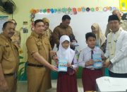 Sambut Ramadhan, SDN 129 Palembang Bagikan Buku Jurnal dan Santap Siang Gratis