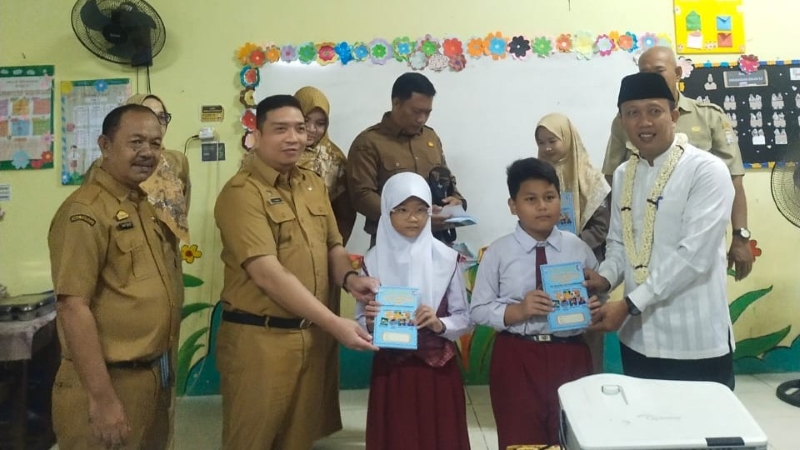 Sambut Ramadhan, SDN 129 Palembang Bagikan Buku Jurnal dan Santap Siang Gratis