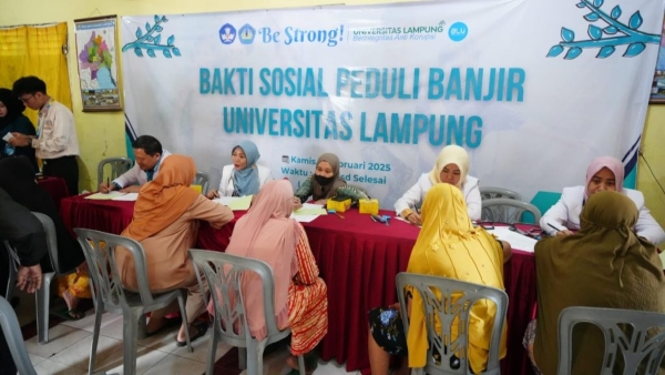 Unila Gelar Bakti Sosial bagi Korban Banjir di Cimeng