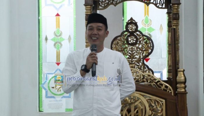 Bupati Pesisir Barat Hadiri Safari Ramadan, Salurkan Bantuan ke Masjid dan Marbot