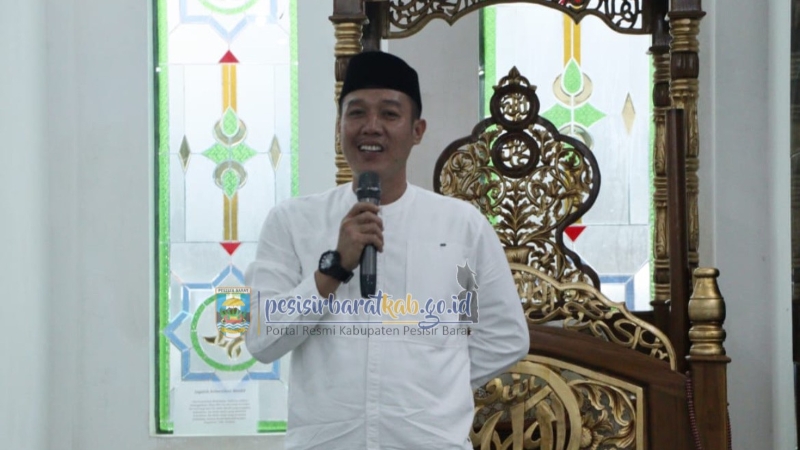 Bupati Pesisir Barat Hadiri Safari Ramadan, Salurkan Bantuan ke Masjid dan Marbot