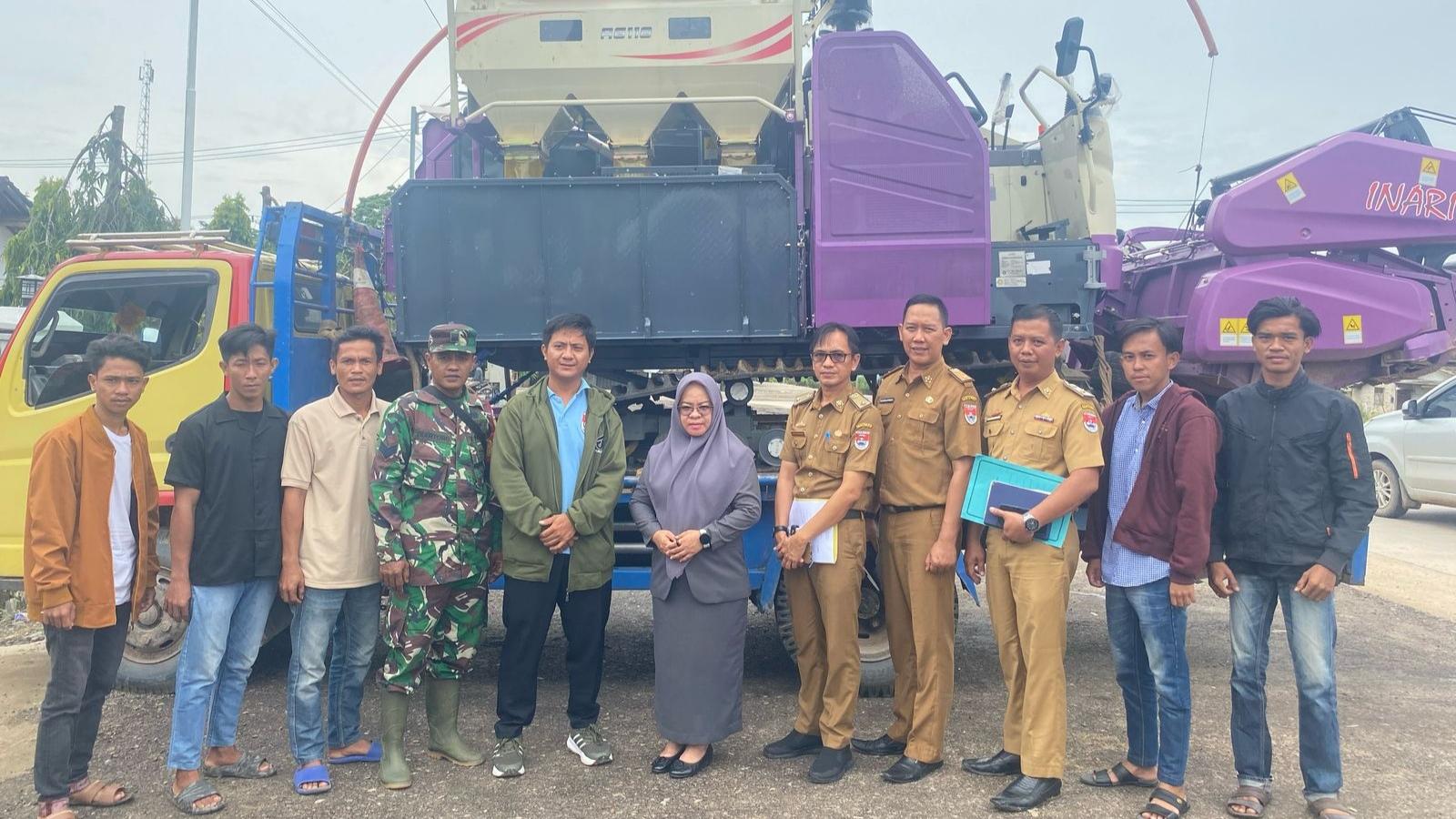 Bupati Mesuji Serahkan Bantuan Combine Harvester untuk Brigade Pangan