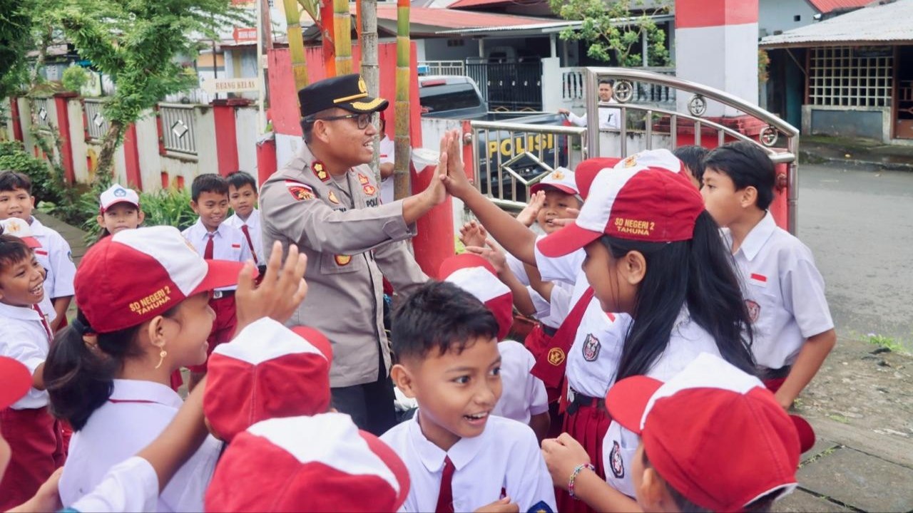 Kapolres Sangihe Kunjungi SDN 2 Tahuna, Beri Motivasi Siswa Raih Cita-cita