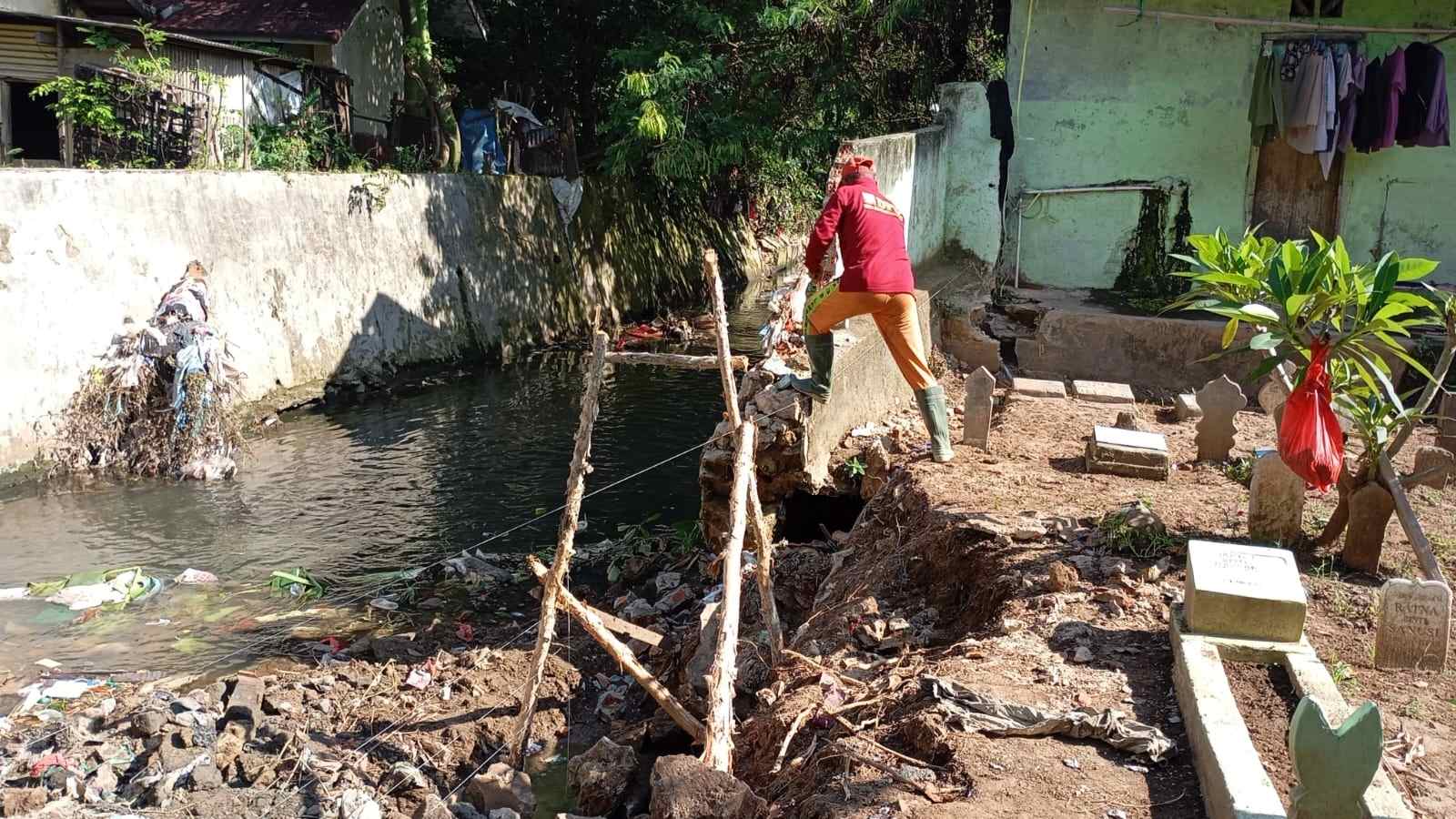 Satgas Bandar Lampung Tertibkan Puluhan Bangunan di Atas Saluran Air