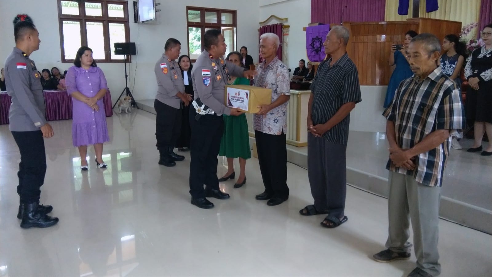 Polres Sangihe Gelar Minggu Kasih, Salurkan Bansos di GMIST Efata Kolongan Mitung
